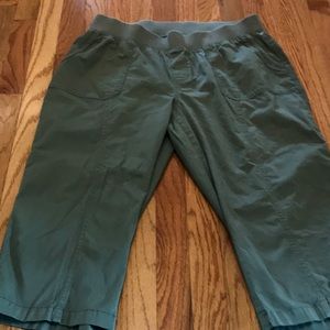 Catherine’s~Elastic Waist~Capris 💚